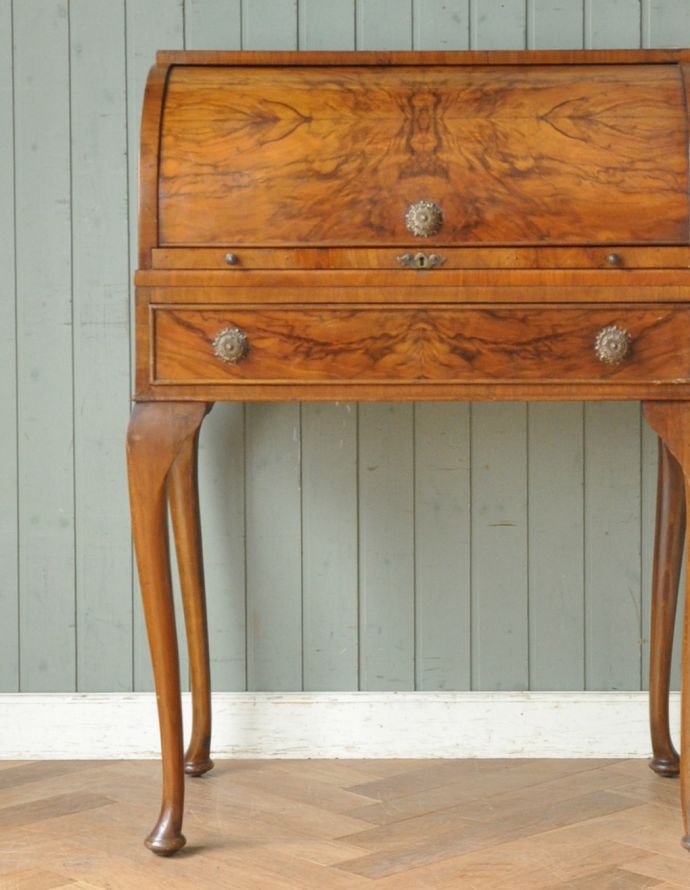 サイドバイサイド　アンティーク家具　英国のアンティーク家具、コンパクトサイズのビューロー（デスク）。外国製のビューローは装飾があちこちにあるので、絵になるアイテム。(j-1650-f)