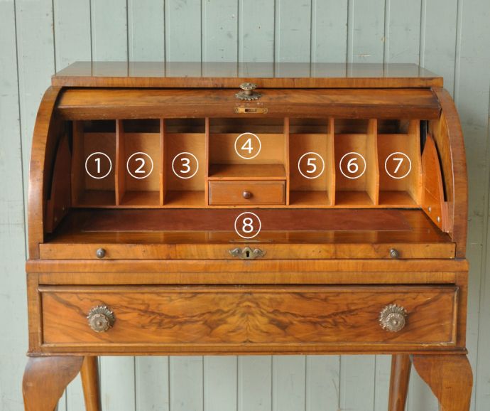 サイドバイサイド　アンティーク家具　英国のアンティーク家具、コンパクトサイズのビューロー（デスク）。棚に化粧品を片付ければ、奥様のドレッサー代わりにもなりますよ。(j-1650-f)