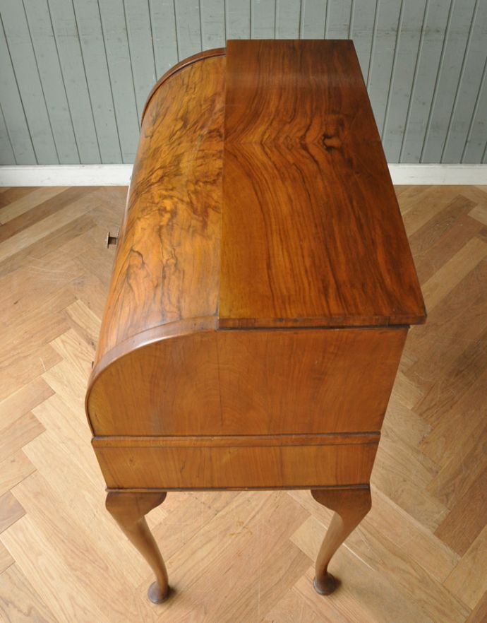 サイドバイサイド　アンティーク家具　英国のアンティーク家具、コンパクトサイズのビューロー（デスク）。天板もピカピカにお直ししました。(j-1650-f)