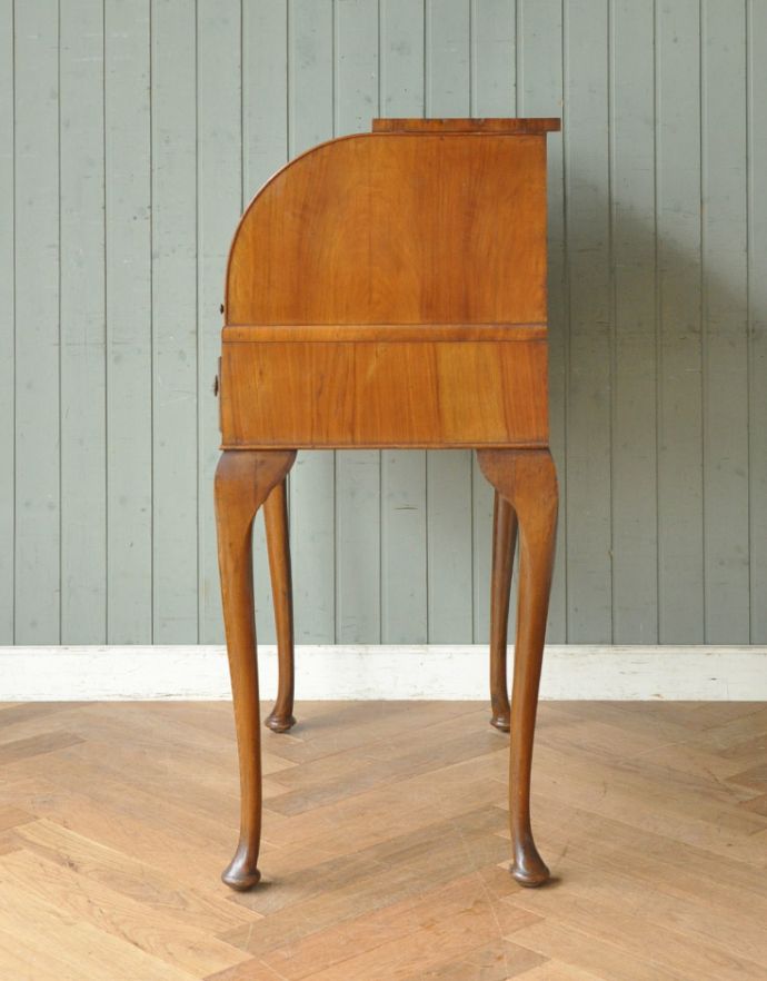 サイドバイサイド　アンティーク家具　英国のアンティーク家具、コンパクトサイズのビューロー（デスク）。ビューローを閉じると、スッキリとしたキャビネットに。(j-1650-f)