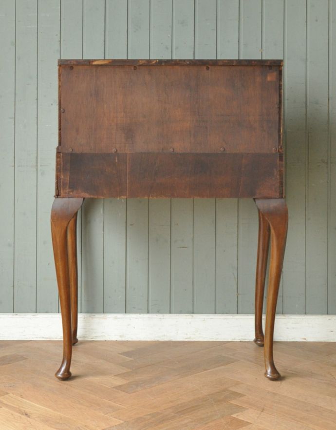 サイドバイサイド　アンティーク家具　英国のアンティーク家具、コンパクトサイズのビューロー（デスク）。きちんとメンテナンスしてあるので、裏側もキレイです。(j-1650-f)