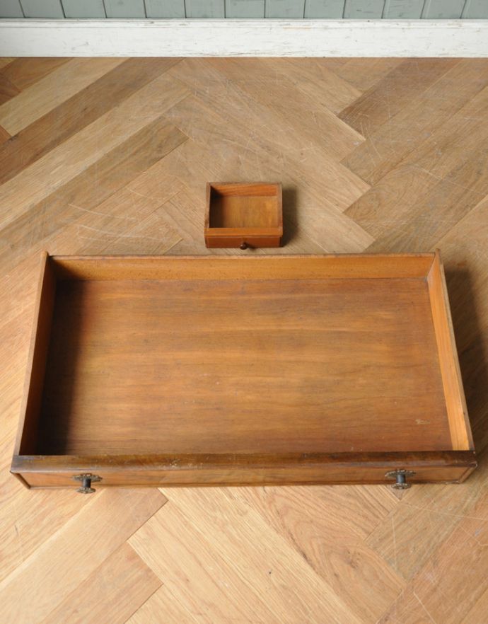 サイドバイサイド　アンティーク家具　英国のアンティーク家具、コンパクトサイズのビューロー（デスク）。引き出しはキレイに修復してあるので、安心してお使いいただけます。(j-1650-f)