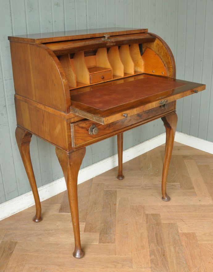 サイドバイサイド　アンティーク家具　英国のアンティーク家具、コンパクトサイズのビューロー（デスク）。ビューローはしっかり固定されるので、安心してお使いいただけます。(j-1650-f)