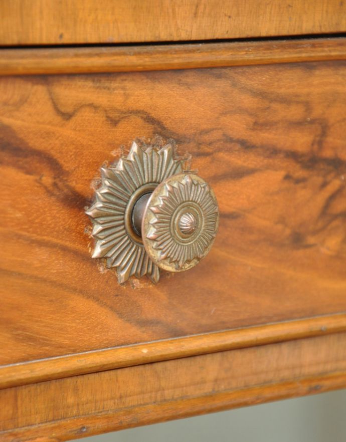 サイドバイサイド　アンティーク家具　英国のアンティーク家具、コンパクトサイズのビューロー（デスク）。アンティークならではの美しい取っ手。(j-1650-f)