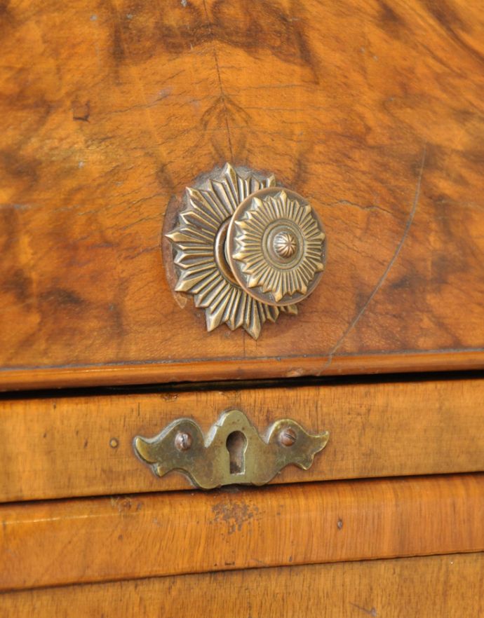 サイドバイサイド　アンティーク家具　英国のアンティーク家具、コンパクトサイズのビューロー（デスク）。鍵は使えません。(j-1650-f)