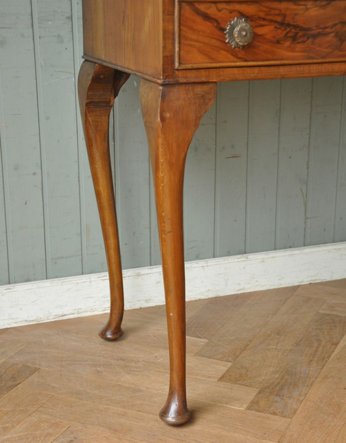 サイドバイサイド　アンティーク家具　英国のアンティーク家具、コンパクトサイズのビューロー（デスク）。安定感のある脚がしっかり支えます。(j-1650-f)