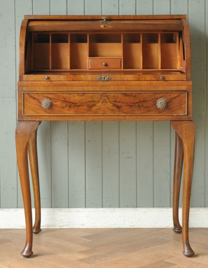 サイドバイサイド　アンティーク家具　英国のアンティーク家具、コンパクトサイズのビューロー（デスク）。もちろん常に開いたままでもお使いいただけます。(j-1650-f)