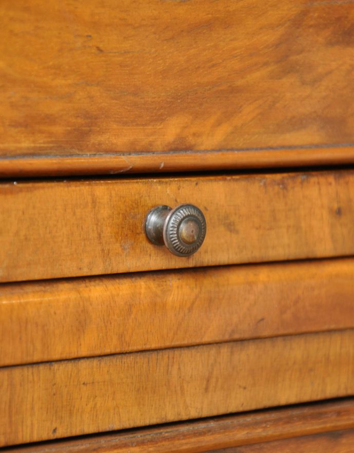 サイドバイサイド　アンティーク家具　英国のアンティーク家具、コンパクトサイズのビューロー（デスク）。天板を引き出すときはこちらの取っ手を引いてください。(j-1650-f)