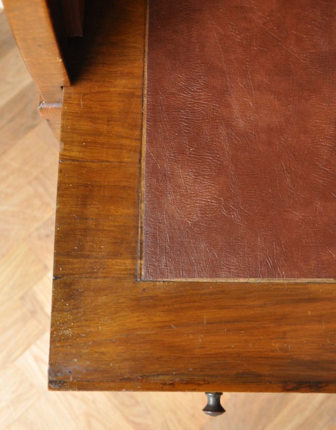 サイドバイサイド　アンティーク家具　英国のアンティーク家具、コンパクトサイズのビューロー（デスク）。天板には革が敷いてあります。(j-1650-f)