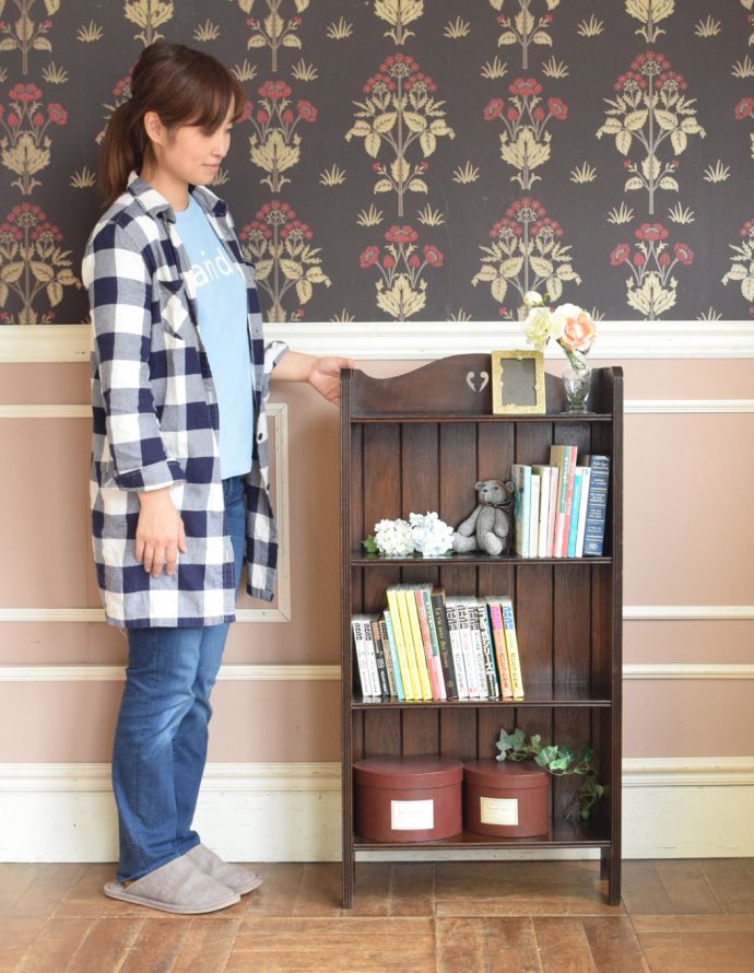 アンティークのキャビネット アンティーク家具 書斎やリビングで使いたい英国アンティーク家具、小さくて使いやすいシェルフ(本棚)。雑貨やタオル、本などをショップのように飾れます。(j-1659-f)