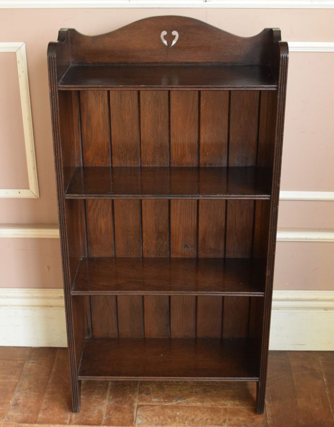 アンティークのキャビネット アンティーク家具 書斎やリビングで使いたい英国アンティーク家具、小さくて使いやすいシェルフ(本棚)。食器や写真立て、本やDVDなどなど、たくさん飾ればディスプレイの幅が広がります!見せたくないものは下の扉の奥にしまいましょう。(j-1659-f)