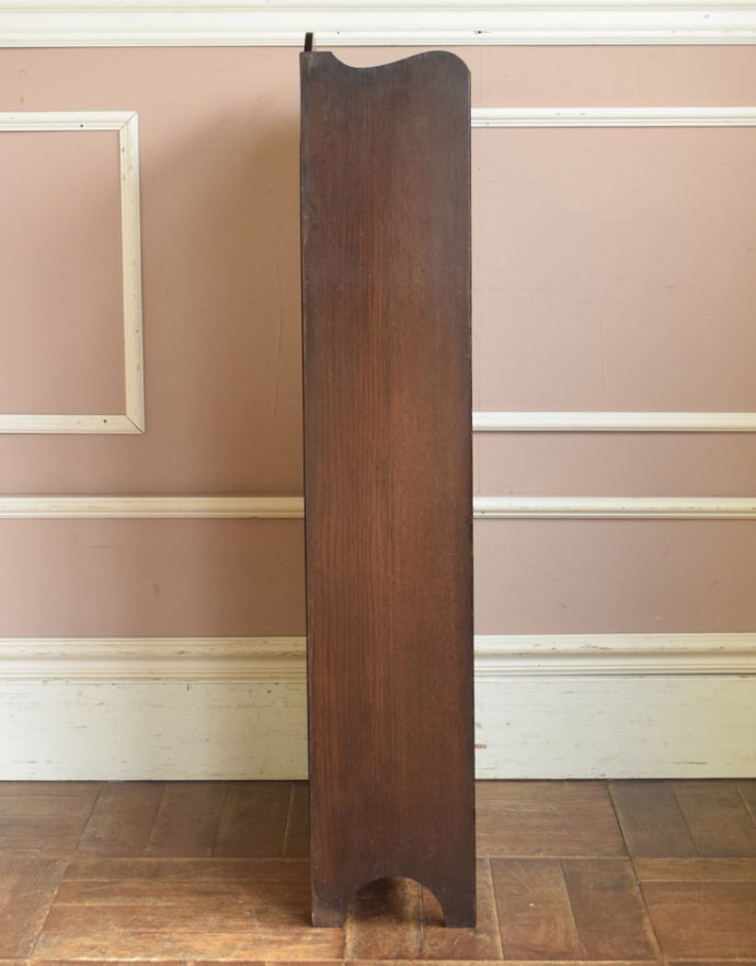 アンティークのキャビネット アンティーク家具 書斎やリビングで使いたい英国アンティーク家具、小さくて使いやすいシェルフ(本棚)。横から見てもピカピカです。(j-1659-f)