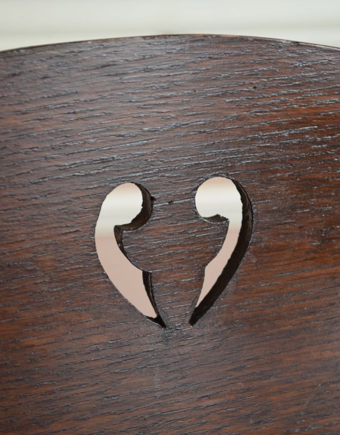 アンティークのキャビネット アンティーク家具 書斎やリビングで使いたい英国アンティーク家具、小さくて使いやすいシェルフ(本棚)。可愛い彫がポイントになっています。(j-1659-f)