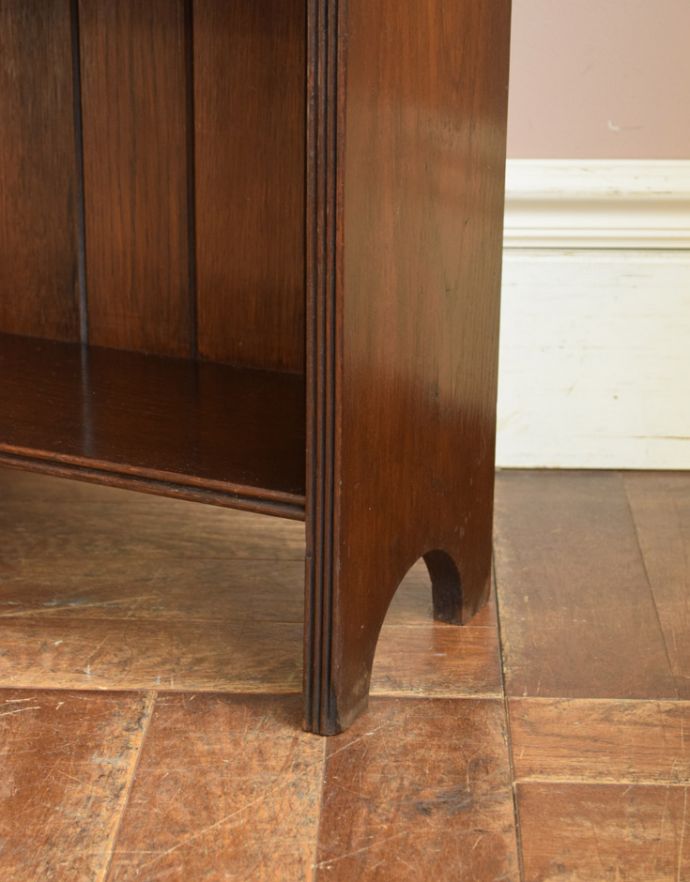 アンティークのキャビネット アンティーク家具 書斎やリビングで使いたい英国アンティーク家具、小さくて使いやすいシェルフ(本棚)。安定感のある脚がしっかり支えます。(j-1659-f)