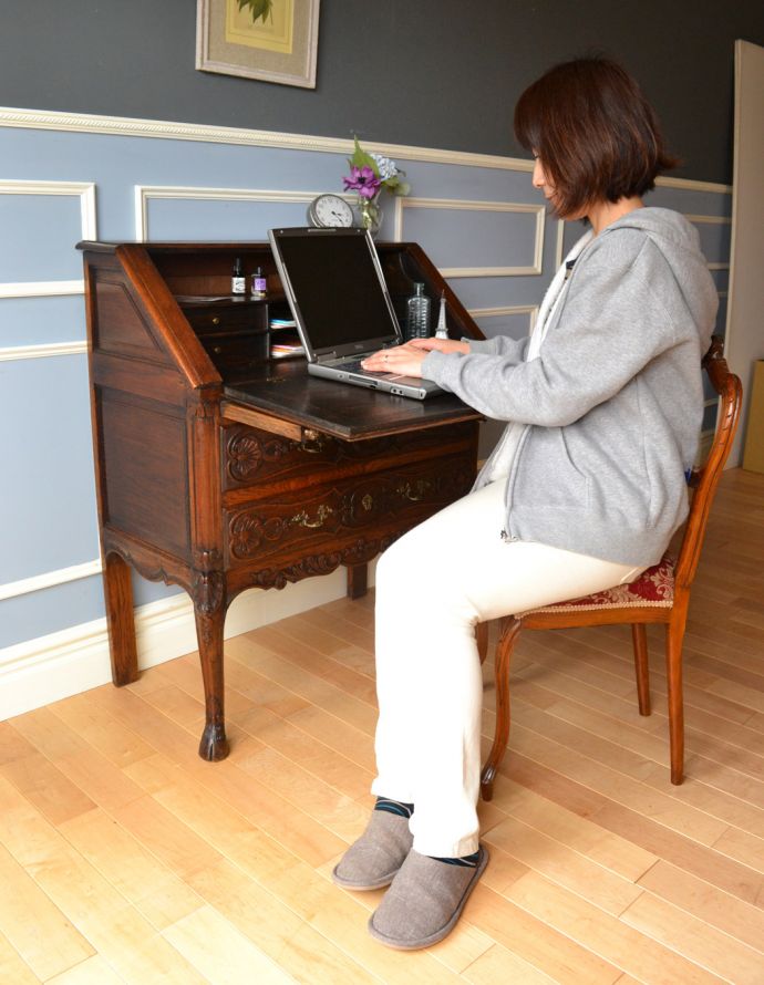 ビューロー　アンティーク家具　フランスのアンティーク家具、豪華な彫が美しいビューロー（デスク）。外国製のビューローは装飾があちこちにあるので、絵になるアイテム。(j-1665-f)