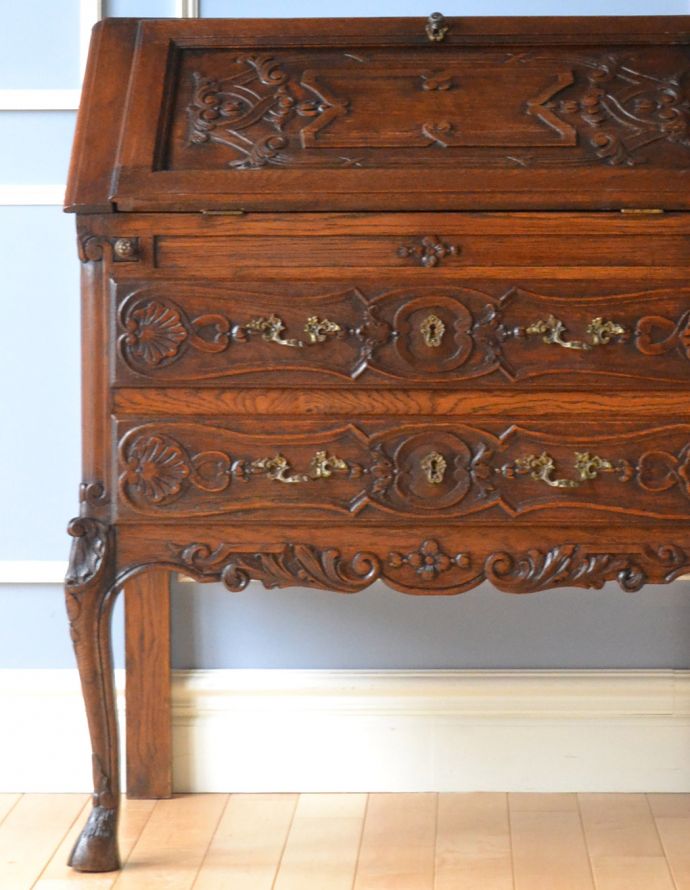 ビューロー　アンティーク家具　フランスのアンティーク家具、豪華な彫が美しいビューロー（デスク）。とっても美しい彫の装飾です。(j-1665-f)