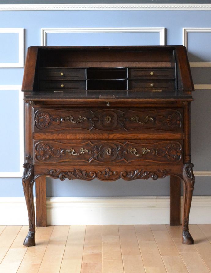 ビューロー　アンティーク家具　フランスのアンティーク家具、豪華な彫が美しいビューロー（デスク）。棚に化粧品を片付ければ、奥様のドレッサー代わりにもなりますよ。(j-1665-f)