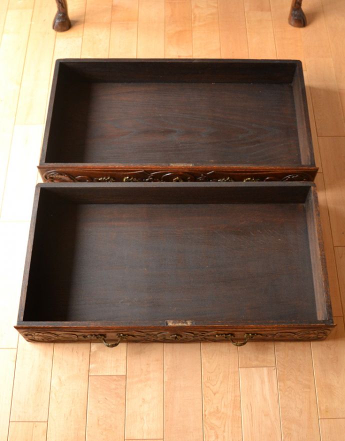 ビューロー　アンティーク家具　フランスのアンティーク家具、豪華な彫が美しいビューロー（デスク）。引き出しは２杯付いています。(j-1665-f)