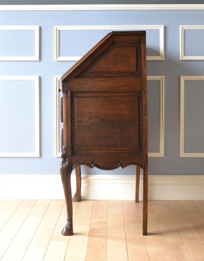 ビューロー　アンティーク家具　フランスのアンティーク家具、豪華な彫が美しいビューロー（デスク）。ビューローを閉じると、スッキリとしたキャビネットに。(j-1665-f)