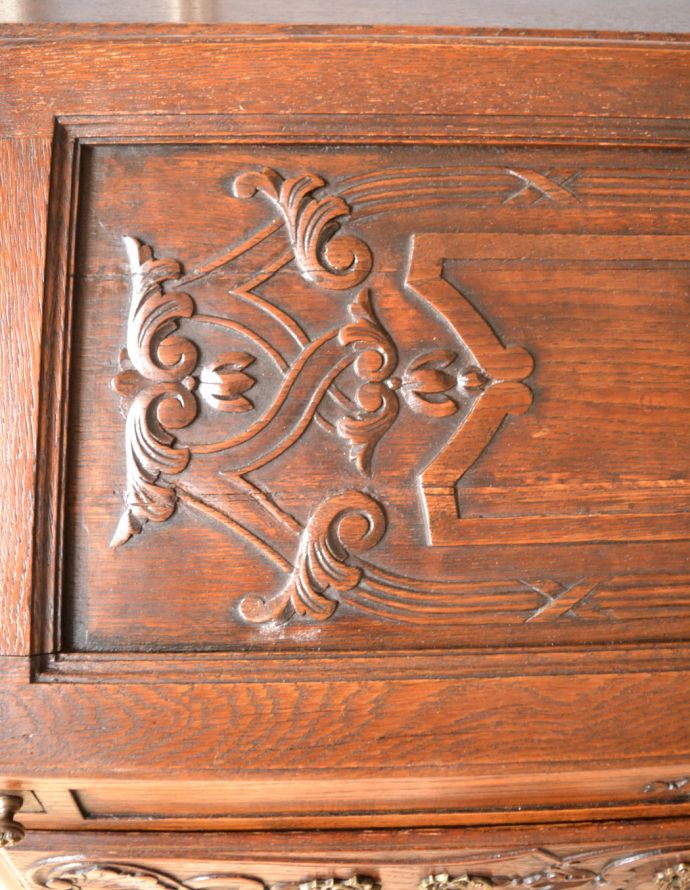 ビューロー　アンティーク家具　フランスのアンティーク家具、豪華な彫が美しいビューロー（デスク）。フランスならではの優雅な彫りのデザインにうっとりとしてしまいます。(j-1665-f)