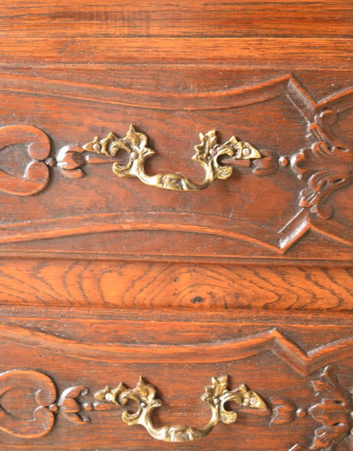 ビューロー　アンティーク家具　フランスのアンティーク家具、豪華な彫が美しいビューロー（デスク）。こちらはキャビネット下部にある引き出しの取っ手です。(j-1665-f)