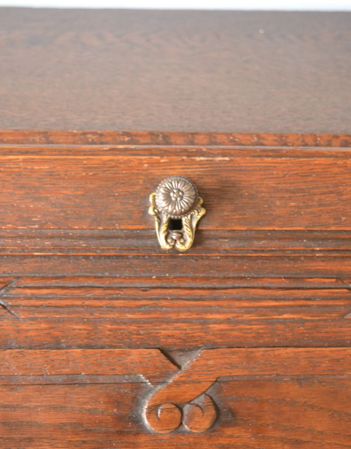 ビューロー　アンティーク家具　フランスのアンティーク家具、豪華な彫が美しいビューロー（デスク）。ビューローの取っ手です。(j-1665-f)