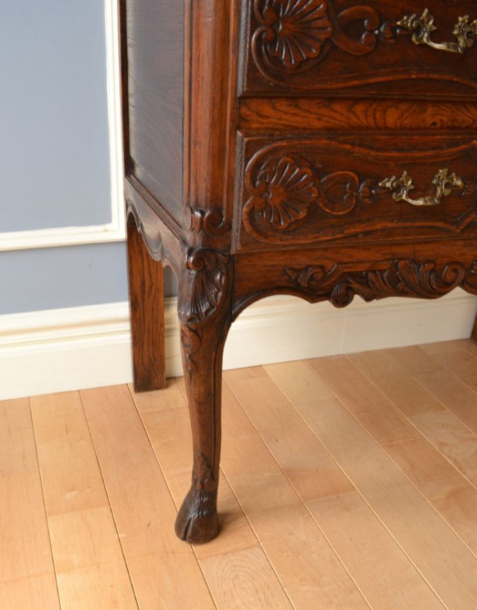 ビューロー　アンティーク家具　フランスのアンティーク家具、豪華な彫が美しいビューロー（デスク）。安定感のある脚がしっかり支えます。(j-1665-f)