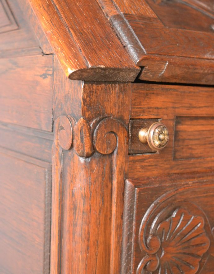 ビューロー　アンティーク家具　フランスのアンティーク家具、豪華な彫が美しいビューロー（デスク）。支えの取っ手もゴールドでオシャレです。(j-1665-f)