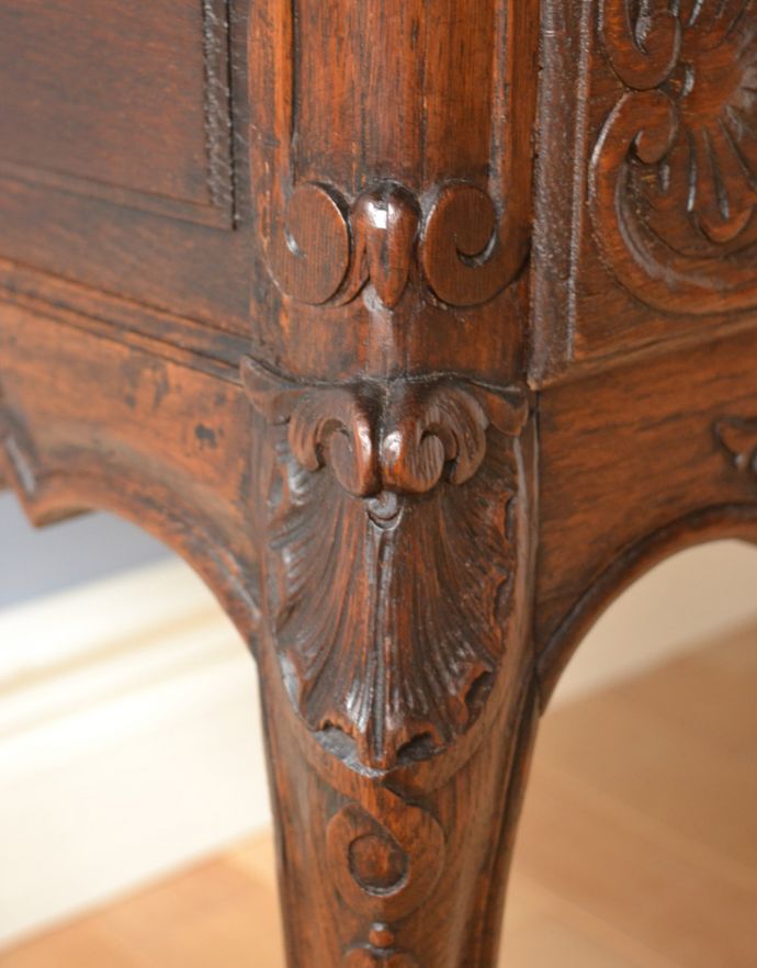 ビューロー　アンティーク家具　フランスのアンティーク家具、豪華な彫が美しいビューロー（デスク）。隅々まで美しい彫を楽しめます。(j-1665-f)