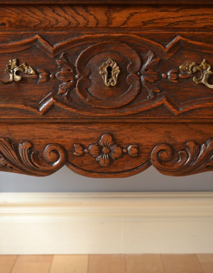 ビューロー　アンティーク家具　フランスのアンティーク家具、豪華な彫が美しいビューロー（デスク）。下の部分にも可愛いお花があります。(j-1665-f)