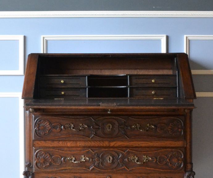 ビューロー　アンティーク家具　フランスのアンティーク家具、豪華な彫が美しいビューロー（デスク）。細かいものを整理整頓できますよ。(j-1665-f)
