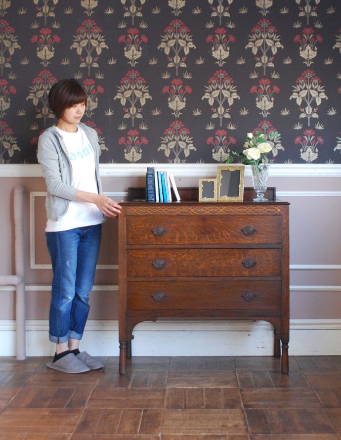 アンティークのチェスト　アンティーク家具　英国の風格あるアンティーク家具、装飾が美しい３段チェスト。英国アンティークらしい落ち着いた雰囲気が自慢落ち着いた色合いが英国アンティークらしい雰囲気のチェスト。(j-1667-f)