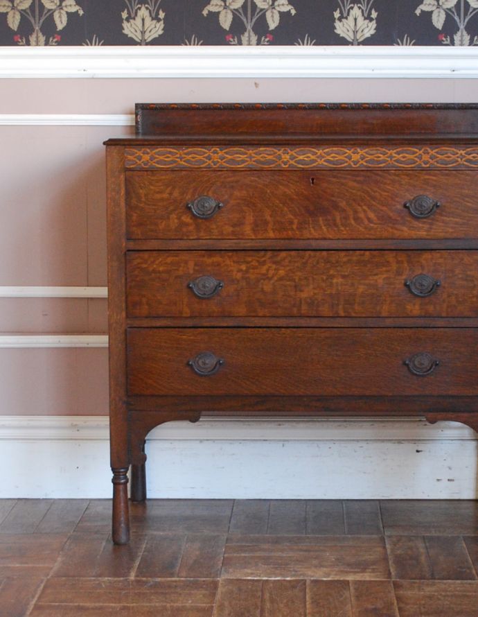 アンティークのチェスト　アンティーク家具　英国の風格あるアンティーク家具、装飾が美しい３段チェスト。見た目はもちろん、実用的に使って楽しみましょうアンティークのチェストは見た目の美しさはもちろん、実用的にたっぷり収納が出来る実力派。(j-1667-f)