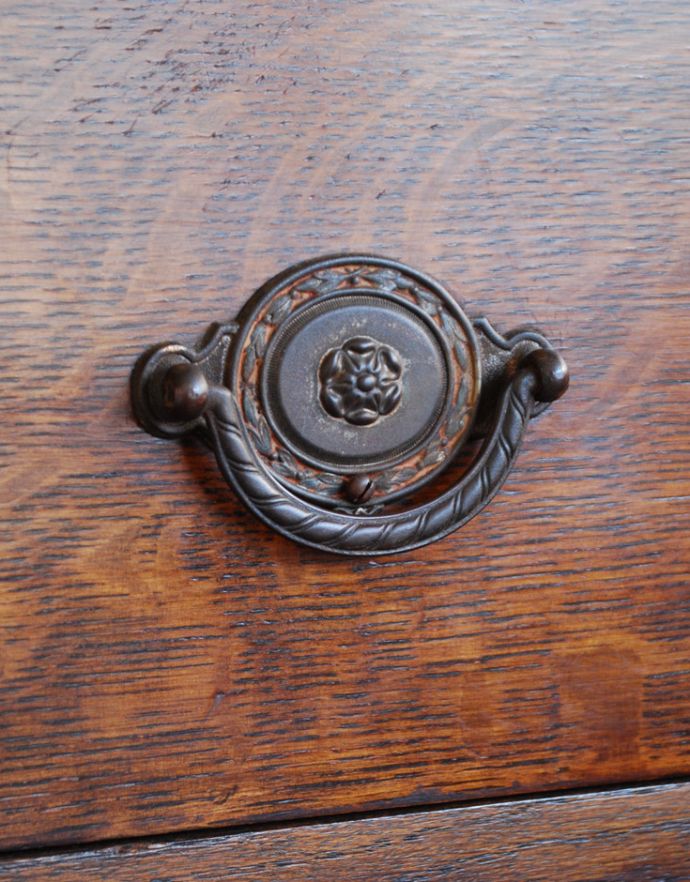 アンティークのチェスト　アンティーク家具　英国の風格あるアンティーク家具、装飾が美しい３段チェスト。開ける度にワクワク高級感漂うアンティークらしいデザインの取っ手。(j-1667-f)