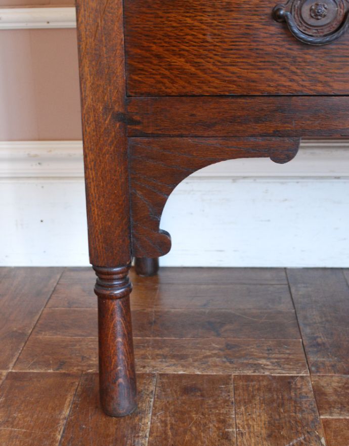 アンティークのチェスト　アンティーク家具　英国の風格あるアンティーク家具、装飾が美しい３段チェスト。女性1人でラクラク運べちゃう仕掛けHandleのアンティークは、脚の裏にフェルトキーパーをお付けしています。(j-1667-f)