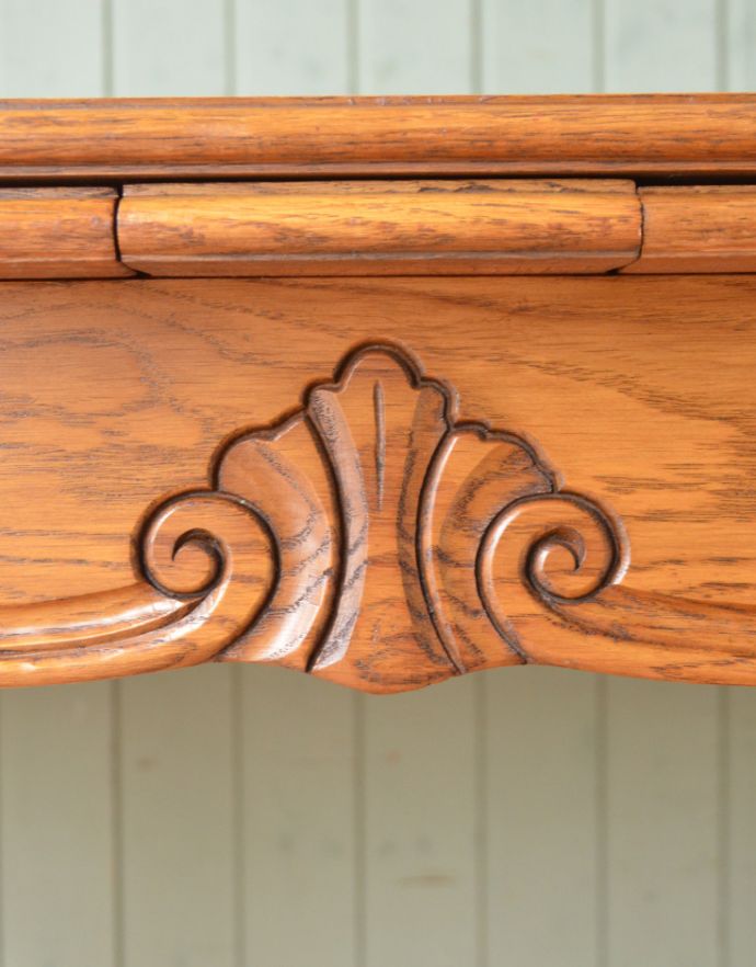 ロイドテーブル　アンティーク家具　アンティークのダイニングテーブル、フランスのドローリーフテーブル（伸張式）。幕板の部分にはこのような素敵な装飾が施されています。(j-1671-f)