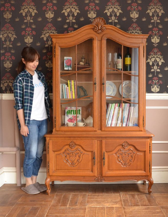 アンティークのキャビネット　アンティーク家具　フランスならではのゴージャスな装飾を施した贅沢なアンティークガラスキャビネット。高級感たっぷりのガラスキャビネット。(j-1672-f)