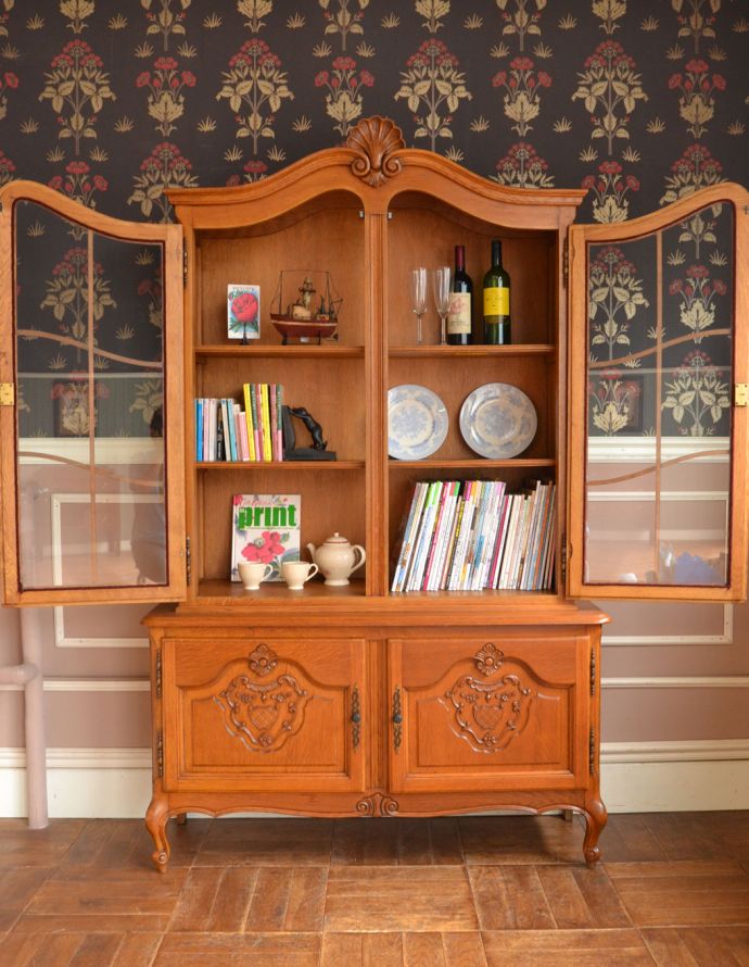 アンティークのキャビネット　アンティーク家具　フランスならではのゴージャスな装飾を施した贅沢なアンティークガラスキャビネット。オーク材の木目の表情が美しく出ています。(j-1672-f)