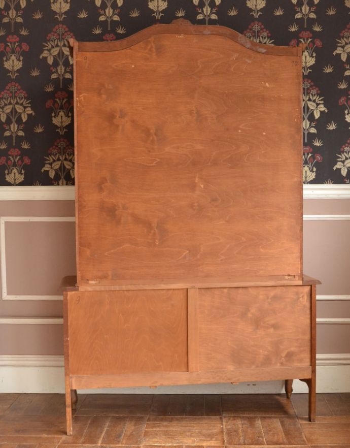 アンティークのキャビネット　アンティーク家具　フランスならではのゴージャスな装飾を施した贅沢なアンティークガラスキャビネット。しっかりメンテナンスしてあるので、裏側もキレイな状態です。(j-1672-f)