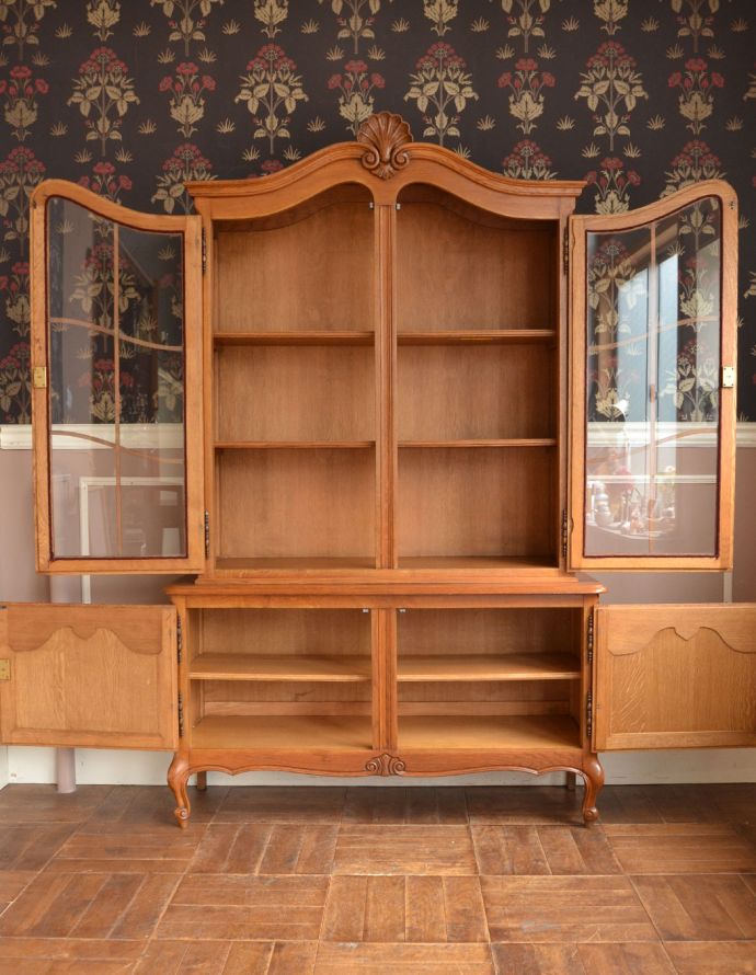 アンティークのキャビネット　アンティーク家具　フランスならではのゴージャスな装飾を施した贅沢なアンティークガラスキャビネット。中はこんなにも広々としています。(j-1672-f)