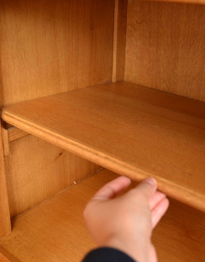 アンティークのキャビネット　アンティーク家具　フランスならではのゴージャスな装飾を施した贅沢なアンティークガラスキャビネット。下の収納には、広い収納。(j-1672-f)