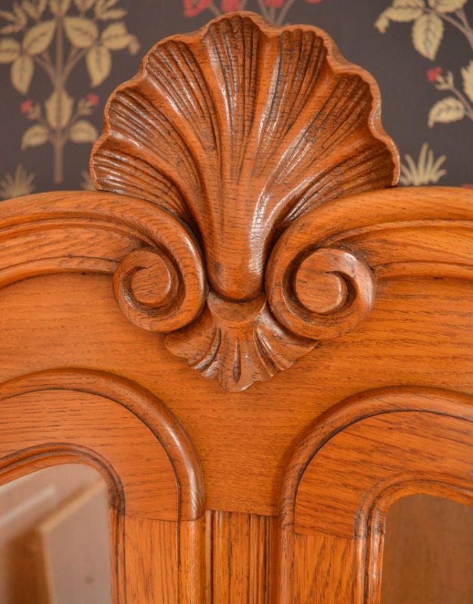 アンティークのキャビネット　アンティーク家具　フランスならではのゴージャスな装飾を施した贅沢なアンティークガラスキャビネット。キャビネットのトップには、ティアラのようなゴージャスな装飾が施されています。(j-1672-f)