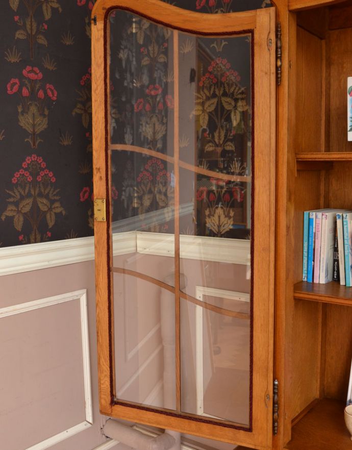 アンティークのキャビネット　アンティーク家具　フランスならではのゴージャスな装飾を施した贅沢なアンティークガラスキャビネット。アンティークのガラスがキレイに残っていました。(j-1672-f)