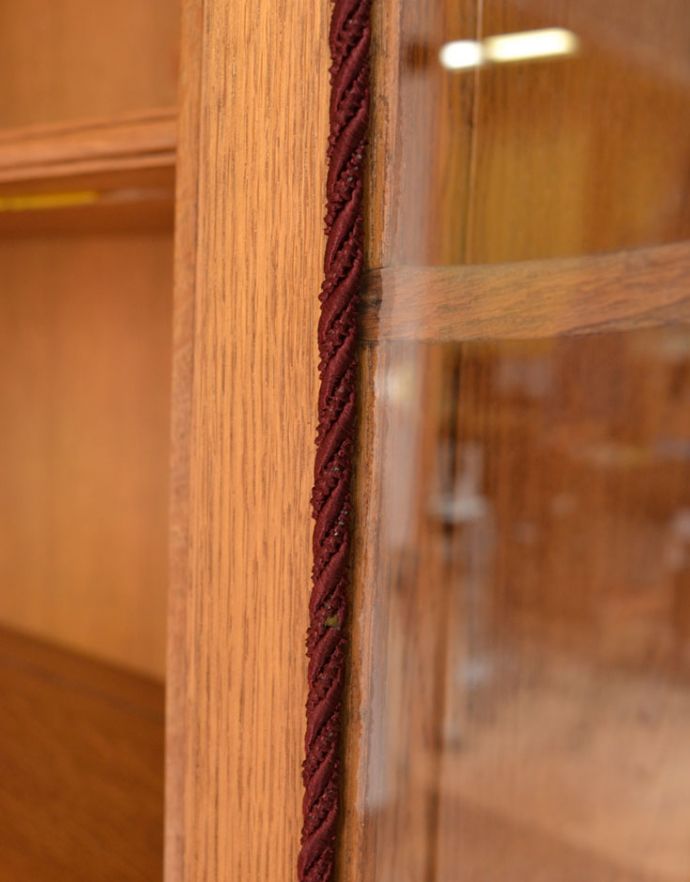 アンティークのキャビネット　アンティーク家具　フランスならではのゴージャスな装飾を施した贅沢なアンティークガラスキャビネット。ガラスも当時のもの。(j-1672-f)