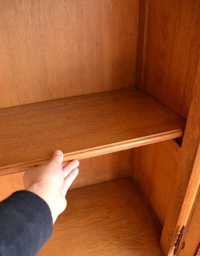 アンティークのキャビネット　アンティーク家具　フランスならではのゴージャスな装飾を施した贅沢なアンティークガラスキャビネット。棚板も取り外し可能です。(j-1672-f)