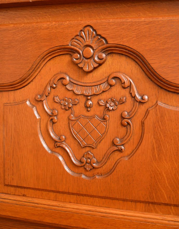 アンティークのキャビネット　アンティーク家具　フランスならではのゴージャスな装飾を施した贅沢なアンティークガラスキャビネット。美しい彫にうっとり。(j-1672-f)