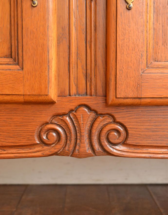 アンティークのキャビネット　アンティーク家具　フランスならではのゴージャスな装飾を施した贅沢なアンティークガラスキャビネット。お部屋にフランスの香りをプラスしてくれます。(j-1672-f)