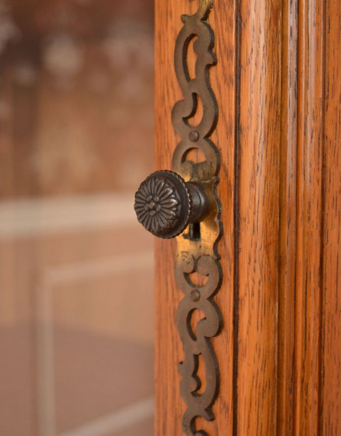 アンティークのキャビネット　アンティーク家具　フランスならではのゴージャスな装飾を施した贅沢なアンティークガラスキャビネット。ガラス扉の取っ手です。(j-1672-f)