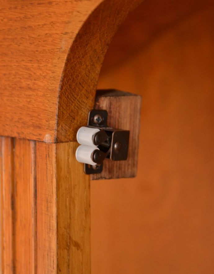 アンティークのキャビネット　アンティーク家具　フランスならではのゴージャスな装飾を施した贅沢なアンティークガラスキャビネット。上下ともローラーキャッチャーが付いているので開閉はスムーズです。(j-1672-f)