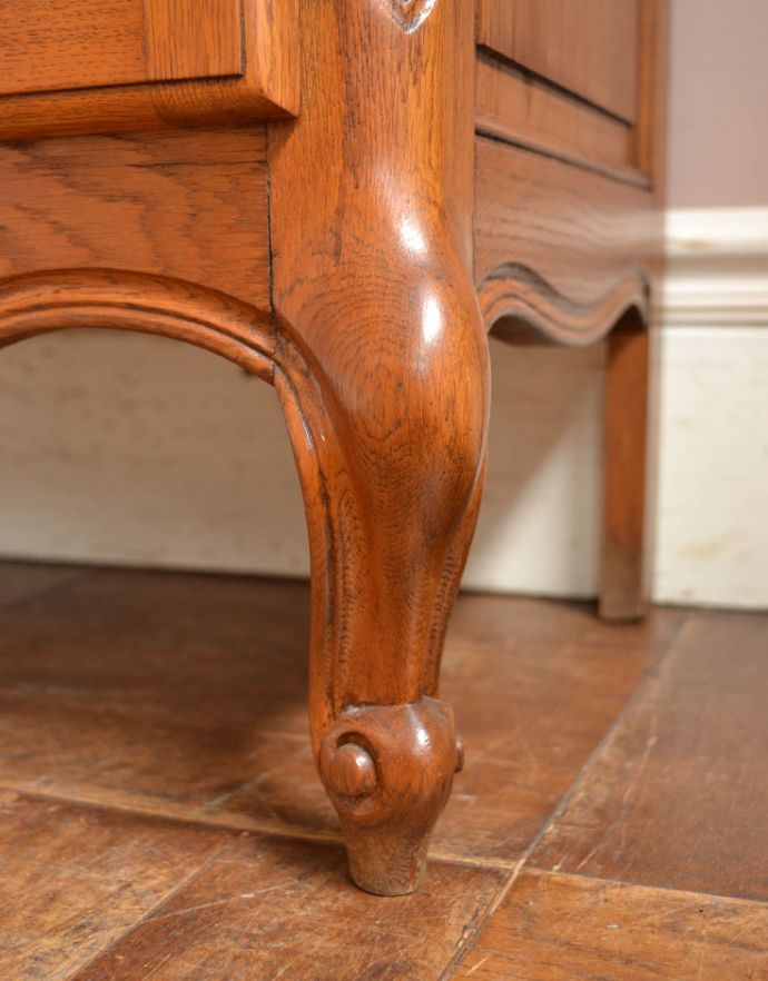 アンティークのキャビネット　アンティーク家具　フランスならではのゴージャスな装飾を施した贅沢なアンティークガラスキャビネット。キュートな猫脚がキャビネットをしっかり支えてくれます。(j-1672-f)